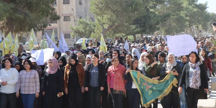 Raqa’da Türk saldırılarına karşı kitlesel yürüyüş