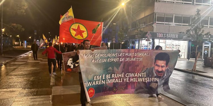 Grigny Gençliğinden Komploya Karşı Meşaleli Yürüyüş