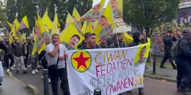 Paris’te, Önder APO için düzenlenen konsere, gençlerden coşkulu katılım