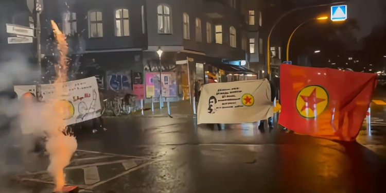 Gençler Berlin’de PKK Bayrağı Açarak Yol Kapattı