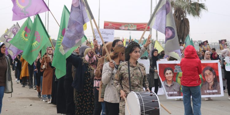 Genç Kadınlar “Tecrit En Büyük Şiddettir” sloganıyla yürüdü