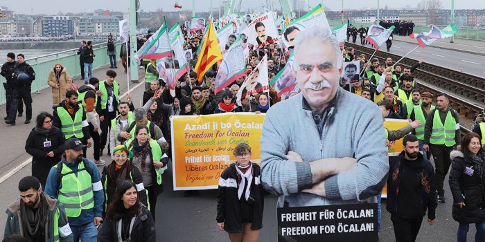 Köln Yürüyüşünde Gençlik; Önderlikle Başladık, Önderlikle Kazanacağız