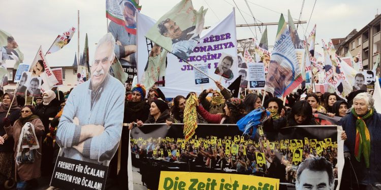 Köln şehri “Bijî Serok APO” sloganıyla sarsıldı