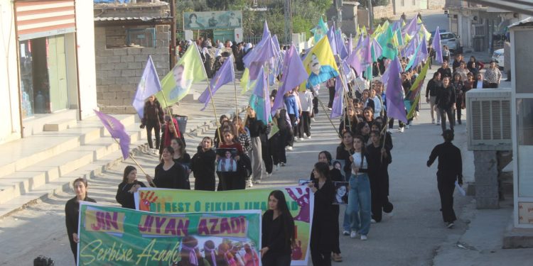 Kadına Yönelik Şiddete Karşı Mexmûr’da Genç Kadın Yürüyüşü