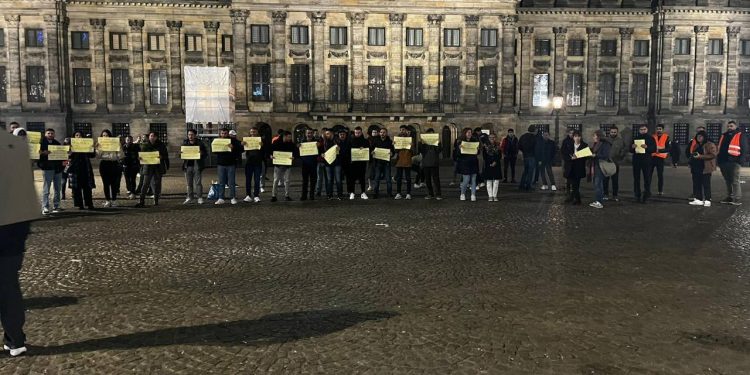 Amsterdam’da Gençler Kayyuma Karşı Alanlarda