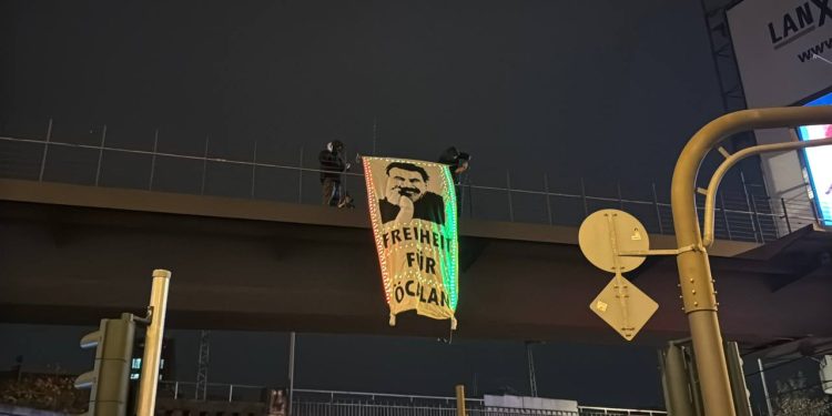 Köln’de Gençler Önder APO Posteri Açtı
