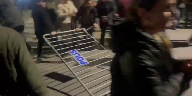 Dêrsim Belediyesi’ne kurulan barikatlar direnişle yıkıldı