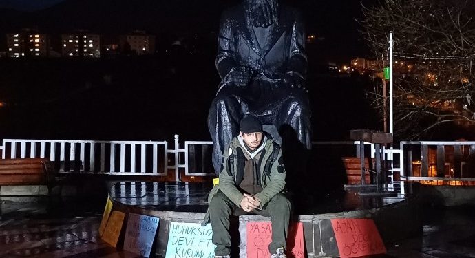 Protesto eylemlerine katıldığı gerekçesiyle yurttan uzaklaştırılan öğrenci eylemde