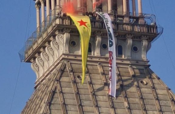 Enternasyonalistler Mole Antonelliana Binasına YPG Bayrağı Astı
