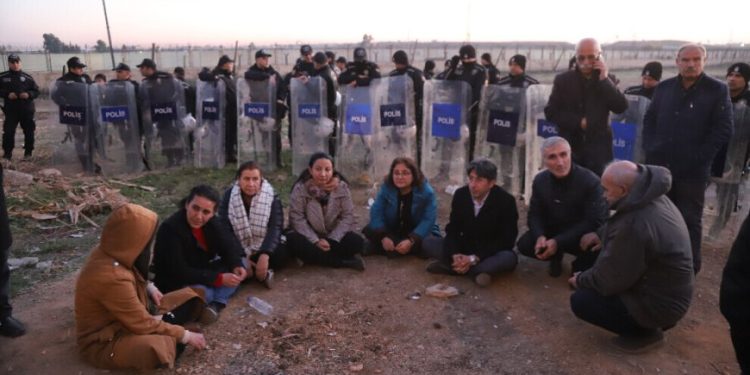 Qamişlo sınırında nöbet sürüyor