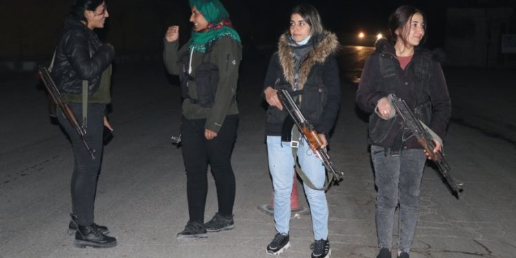 Sırrîn’de genç kadınlar kent sokaklarında nöbet tutuyor