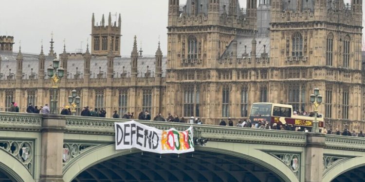 İngiltere binasının önünde “Rojava’yı Savun” pankartı açıldı