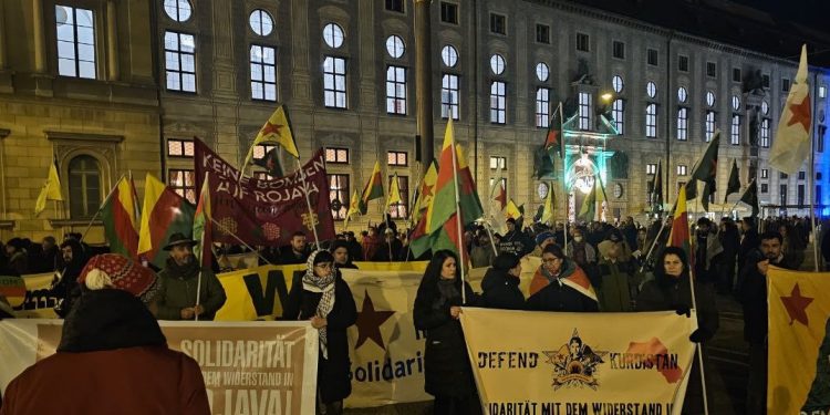 Rojava Saldırılarına Karşı Görkemli Yürüyüş