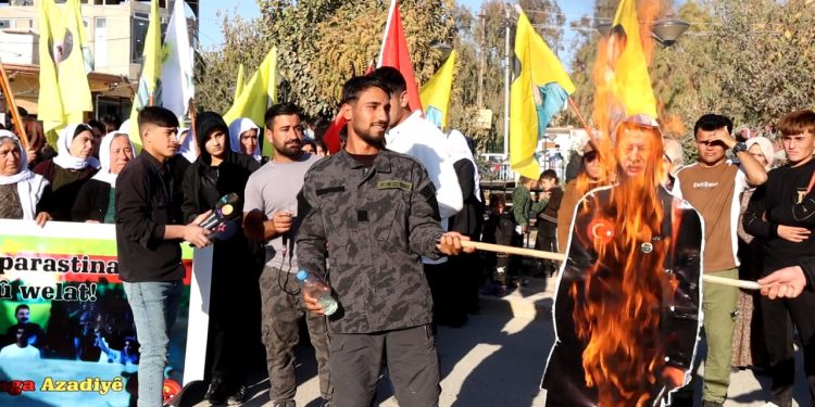 Êzidî gençler Rojava’ya yönelik saldırılara karşı yürüdü