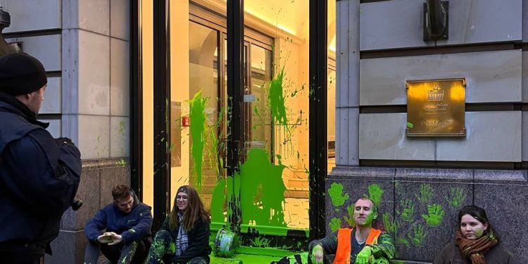 Berlin’de LNG zirvesine karşı protestolar