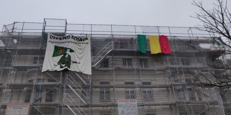 Frankfurt’taki eski Türk Konsolosluğuna Rojava için pankart asıldı
