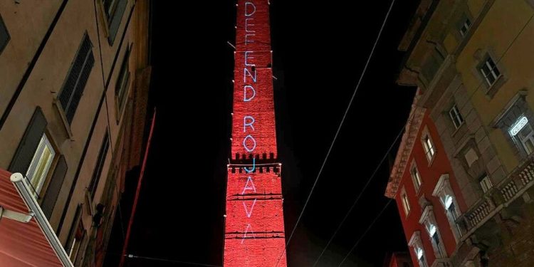 Torre Degli Asinelli’ye “Defend Rojava” Yazıldı