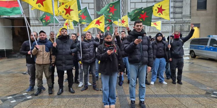 Frankfurt Gençliği: Sonuna kadar Rojava halkımız ile birlikteyiz