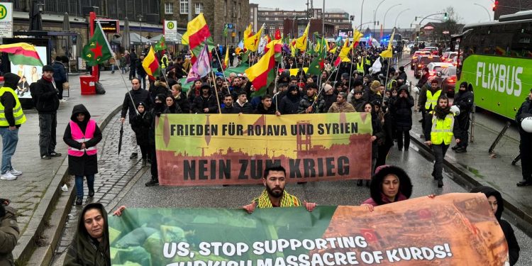 Hamburg’da Gençler Öncülüğünde Yüzler Yürüdü