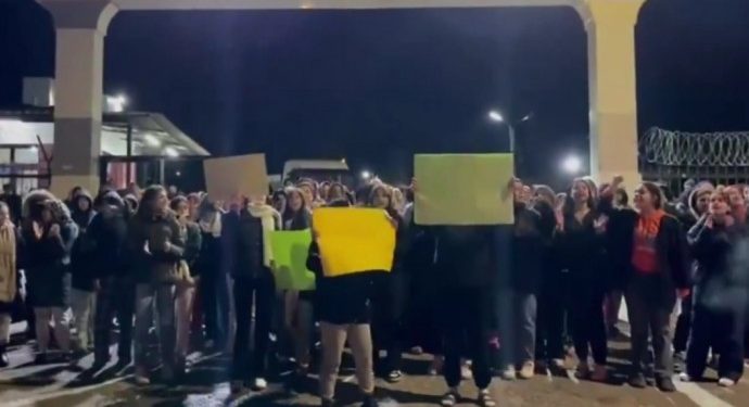 Genç kadın öğrenciler ulaşım sorununu protesto etti