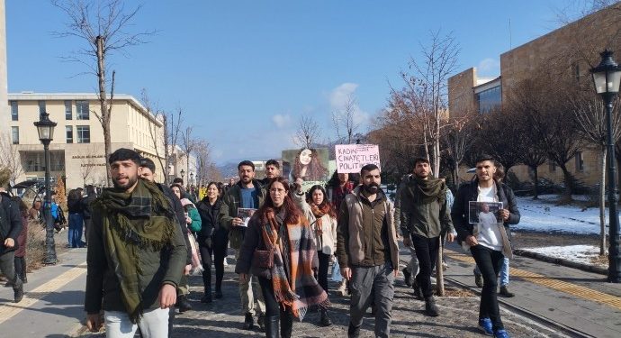 Öğrenciler Gülistan Doku ve Rojin Kabaiş için yürüdü