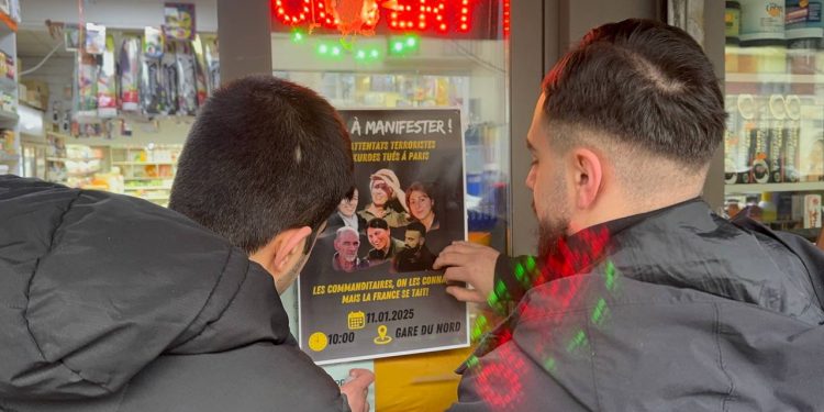 Paris Gençliğinden Afiş ve Sticker Eylemi