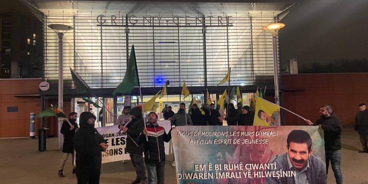 Grigny’ de Önder APO ve Rojava İçin Eylem