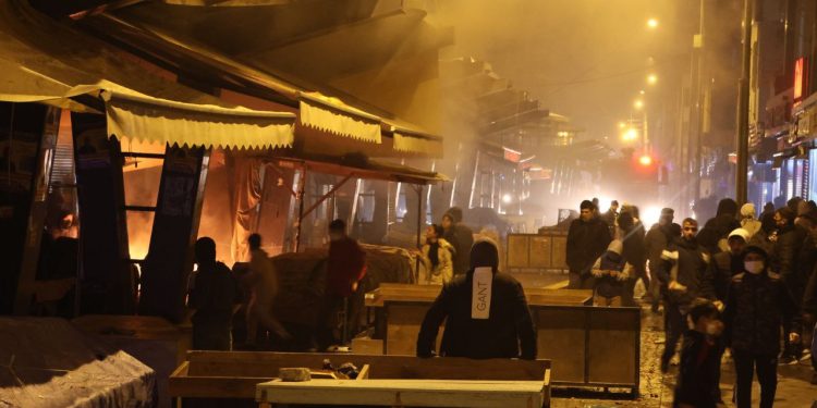 Kayyıma karşı yüzlerce genç direnişte