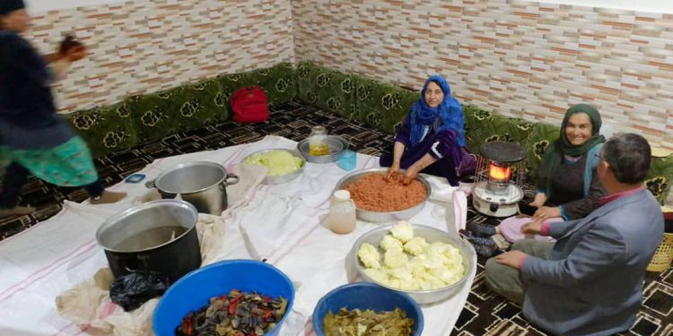Kobanê’nin Pîrmamo köyü sakinleri QSD savaşçılarına yemek hazırlıyor