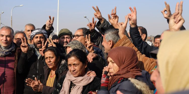 Slogan sesleri bombalama seslerini bastırıyor