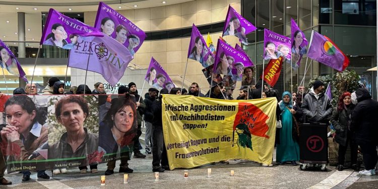 Stuttgart’ta Paris Katliamı Şehitleri Anıldı