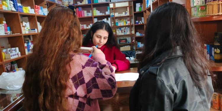 Genç kadınlar savaşçıların sağlık ihtiyaçları için ilaç toplama hamlesi başlattı