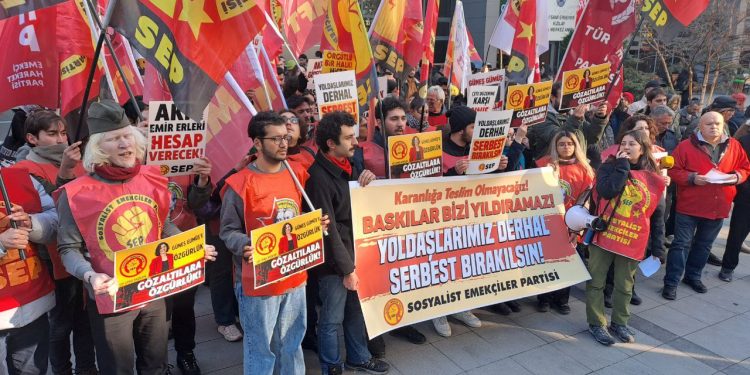 Emniyete çağrılan aileye “Çocuğunuz bildiri ve gazete dağıtıyor” denmiş