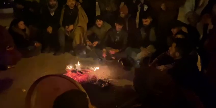 Tişrin Barajında ateş etrafında direniş şarkıları yankılanıyor