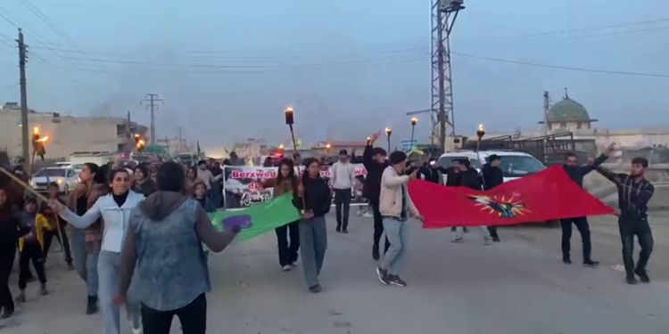 Kobanê’de gençler, Kobanê’nin özgürleştirilmesinin yıldönümü vesilesiyle yürüyüş düzenledi