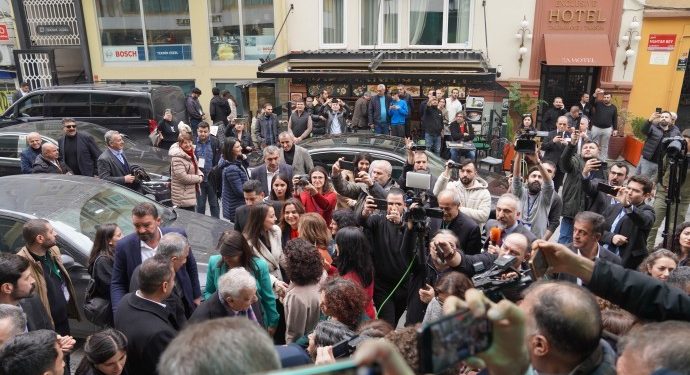 İmralı Heyeti “Bijî Serok APO” slogonlarıyla Karşılandı