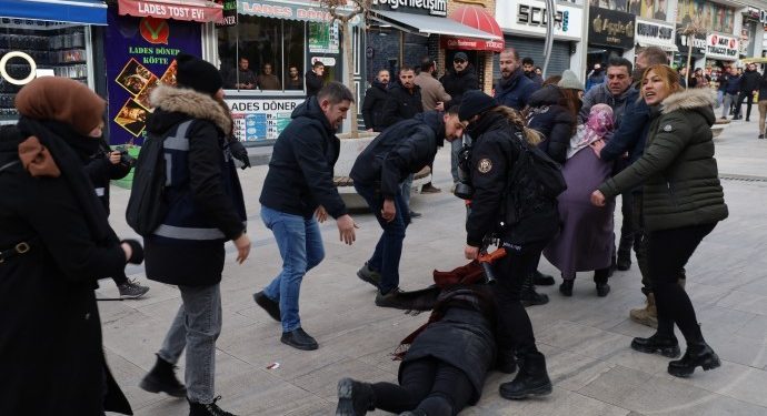Wan yürüyüşünde 18 kişi darp edilerek gözaltına alındı