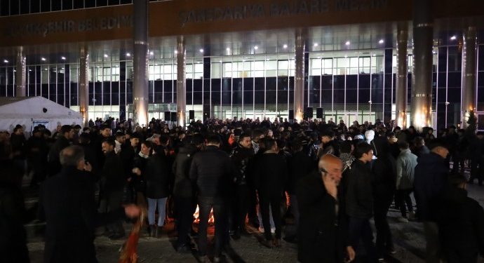 Wan’da binlerce kişi belediye önünde