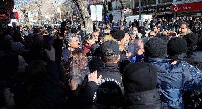 Wan’da halkı kayyıma karşı direnmeye devam ediyor