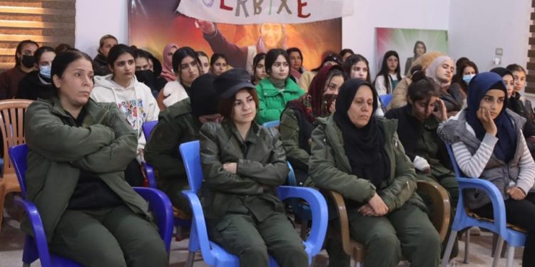 Derik’te genç kadınlar Suriye’deki gelişmelere dönük toplantı düzenledi