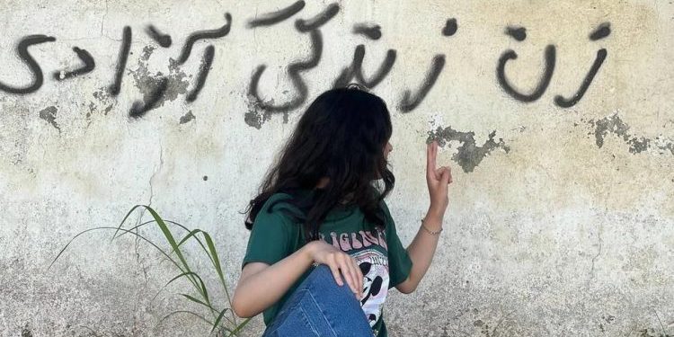 İran’da bir kadın aktivist başörtüsü takmayı reddettiği için gözaltına alındı