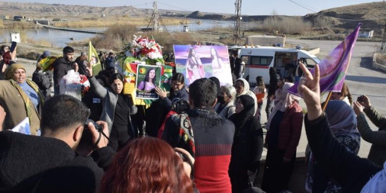 Şehit Saliha Viyan ve Şehit Hogir Dirbêsiyê’nin cenazeleri Sêmalka Kapısı’na ulaştı