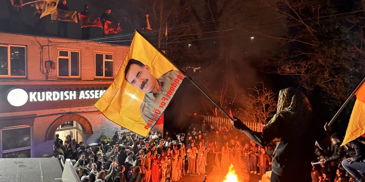 Londra’da gençler Newroz’u kutladı