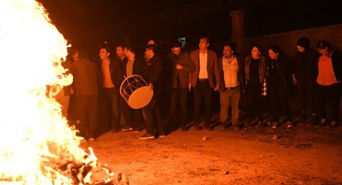 Bismil’de Newroz ateşi yakıldı