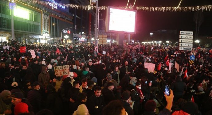 Öğrencilerden Ankara’da kitlesel protesto