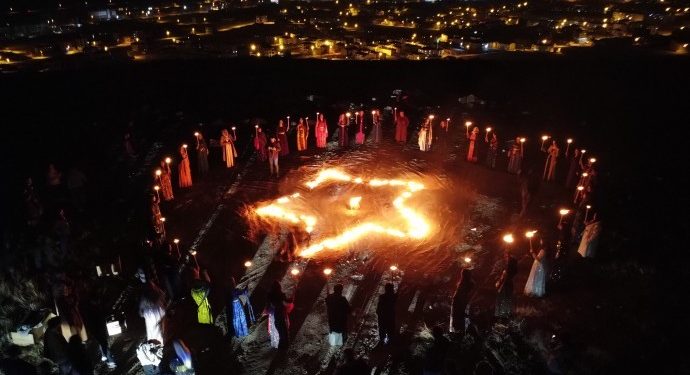 Wan’da ilk Newroz ateşi kadınlar tarafından yakıldı