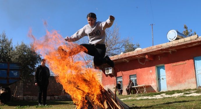 Gençler Newroz ateşini Rêber APO’nun köyünde yaktı