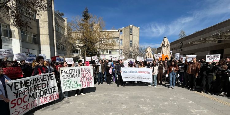 Hacettepe Üniversitesi Öğrencileri Rektörlük önüne yürüdü