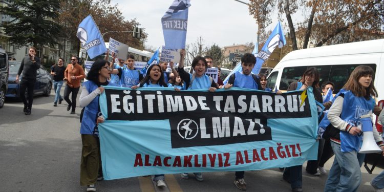 Üniversiteliler “Eğitimde tasarruf olmaz” diyerek Ankara’da eylemdeydi: 24 kişi gözaltına alındı