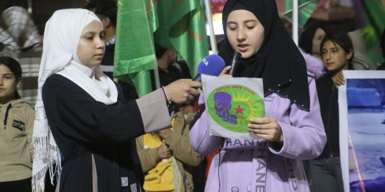 Tabqa’da genç kadınlar Alevi halkına yönelik katliamları protesto etti